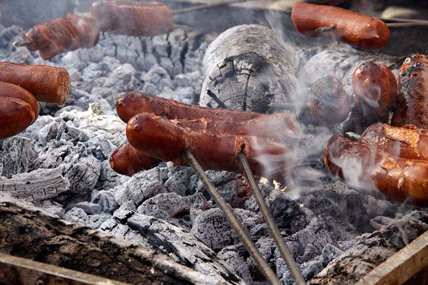 Светац у диму од кобасица